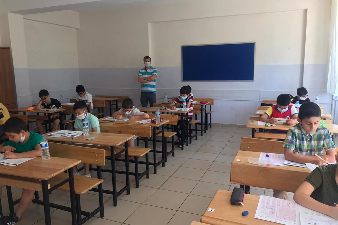 Anadolu İmam Hatip Ortaokulu'nda okumak isteyen öğrenciler sınavdan geçti Anadolu İmam Hatip Ortaokulu'nda okumak isteyen öğrenciler sınavdan geçti